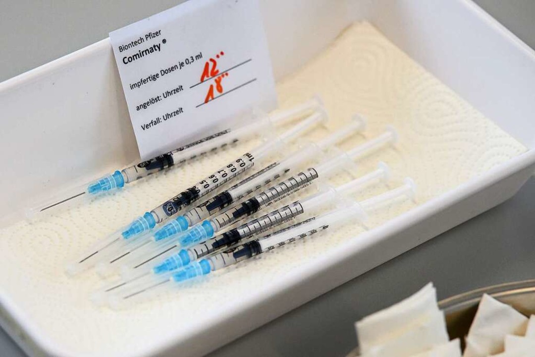 Ab 19. November kann sich jeder über Z...eldung in Bad Krozingen impfen lassen.  | Foto: Swen Pförtner (dpa)