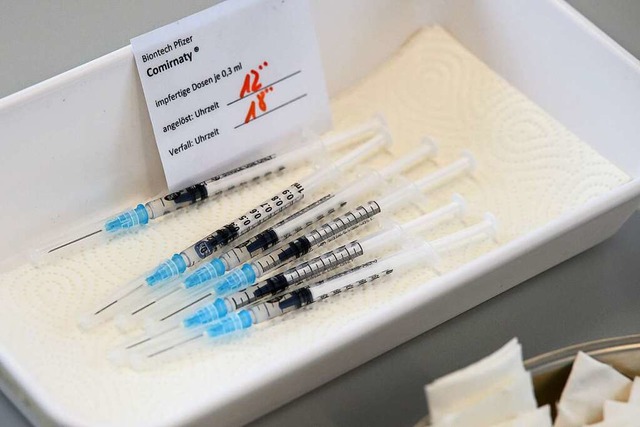 Ab 19. November kann sich jeder ber Z...eldung in Bad Krozingen impfen lassen.  | Foto: Swen Pfrtner (dpa)