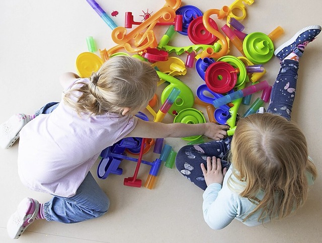 Fr die Betreuung ihrer Kinder im Kind...en die Eltern ab Januar mehr bezahlen.  | Foto: Sebastian Kahnert (dpa)