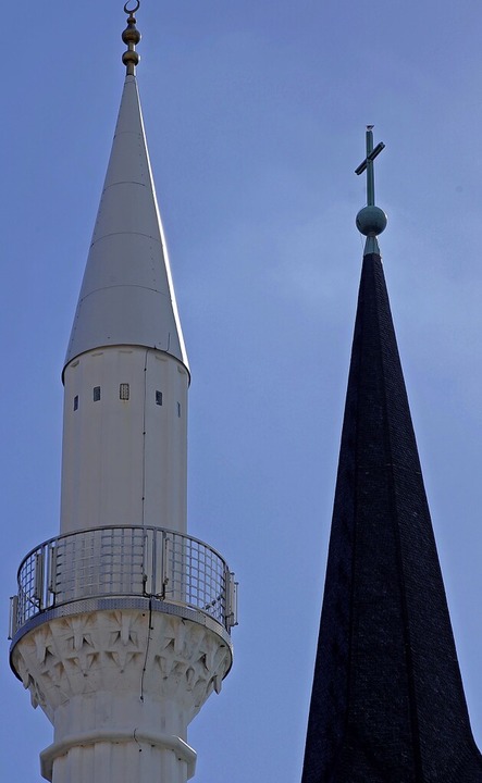 Moschee und Kirche nebeneinander? Das ... den Religionen noch auszuräumen gilt.  | Foto: dpa
