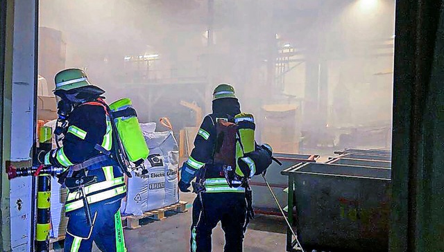 Vor einer Wand aus Rauch standen die F...n der Werkshalle von Celanese in Wehr.  | Foto: Feuerwehr Wehr