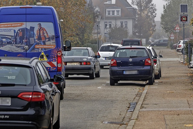 Breit und schnurgerade &#8211; das beg...r Kenzinger Strae sicherer gestalten.  | Foto: Martin Wendel