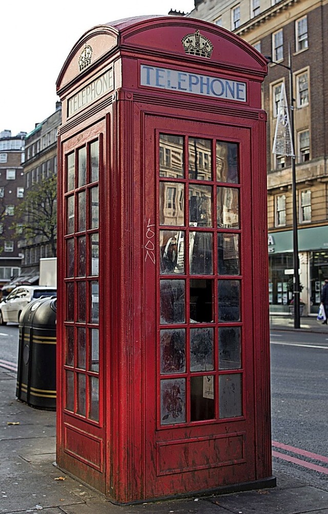 Eine rote Telefonzelle in London  | Foto: Wolfram Kastl (dpa)