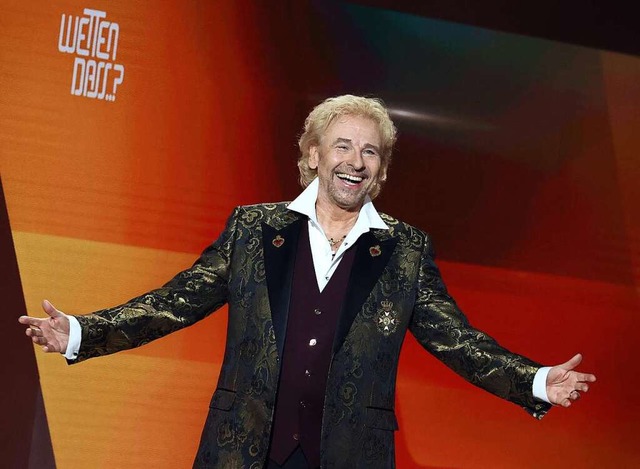 Thomas Gottschalk kommt zu Beginn der ...t;Wetten, dass..?&quot; auf die Bhne.  | Foto: Daniel Karmann (dpa)