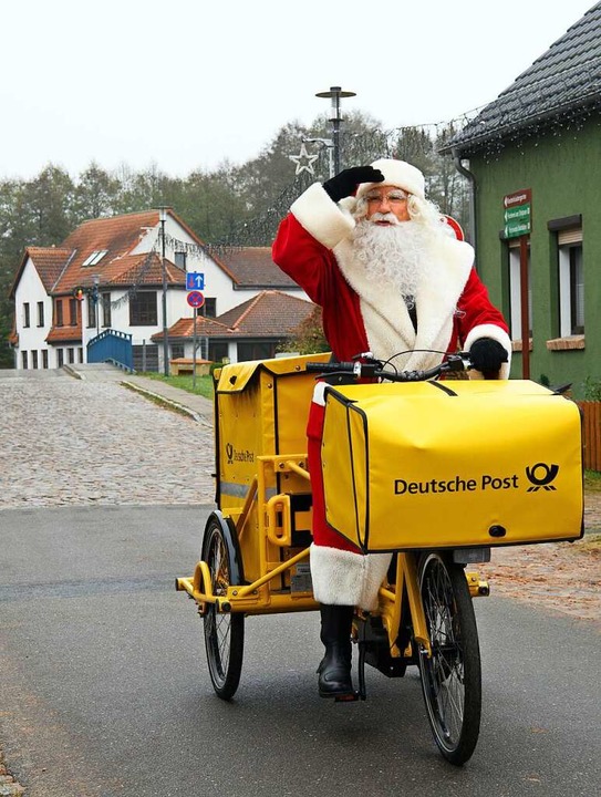 Der Weihnachtsmann fährt auf einem Ele... zum Weihnachtspostamt in Himmelpfort.  | Foto: Soeren Stache (dpa)