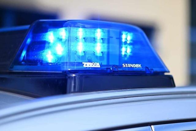 Sattelzug beschädigt in Mahlberg-Orschweier ein Auto