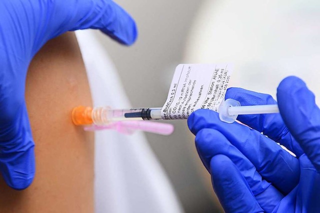 Die Diskussion um eine Impfpflicht kom... der Corona-Pandemie immer wieder auf.  | Foto: Robert Michael (dpa)