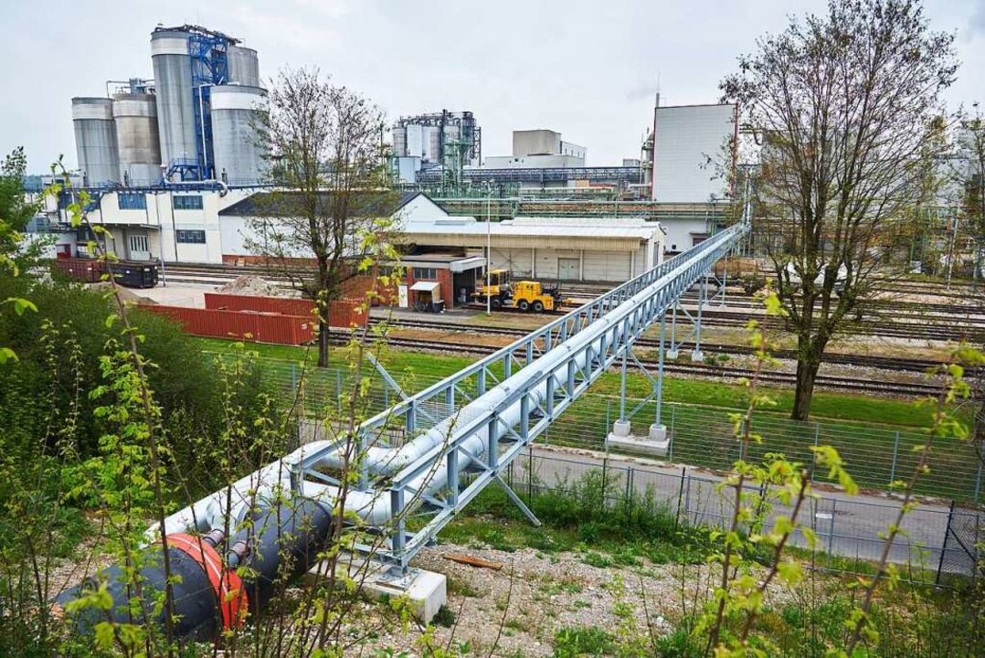 Über eine neugebaute Rohrbrücke gelang...en/Baden ins Nahwärmenetz Grendelmatt.  | Foto: Energiedienst