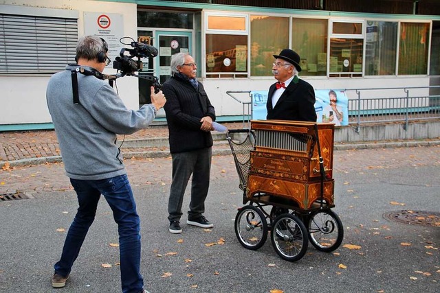 Rolf Brugger,Vorsitzender des Frderve...t den Drehorgelspieler Christian Kuhn.  | Foto: Sophia Kaiser