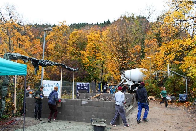 Jugendliche beim Bau der Miniramp  | Foto: David Pister