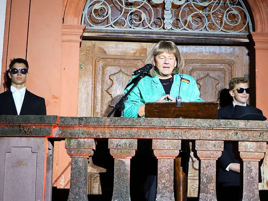 Die Kanzlerin (Harald Meier) stattete den Pflumeschluckern mit eindringlichem Rat, sich impfen zu lassen, einen Abschiedsbesuch ab.