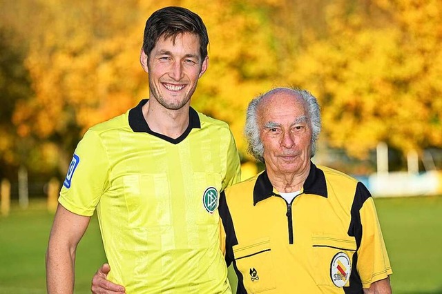 Gelb in Gelb: Bundesliga-Referee Matth...latz ihres Heimatvereins SV Weilertal.  | Foto: Achim Keller