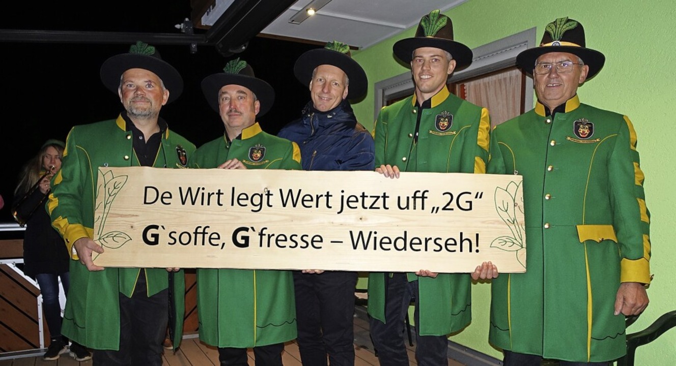 Der Narrenrat mit dem neuen Motto, von...alenciak, Carsten und Richard Eschbach  | Foto: Peter Schütz