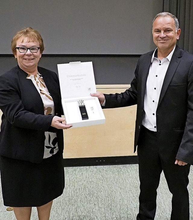 Hannelore Reinbold-Mench ehrte Jrgen Scheiding fr 20 Dienstjahre.  | Foto: Michael Haberer