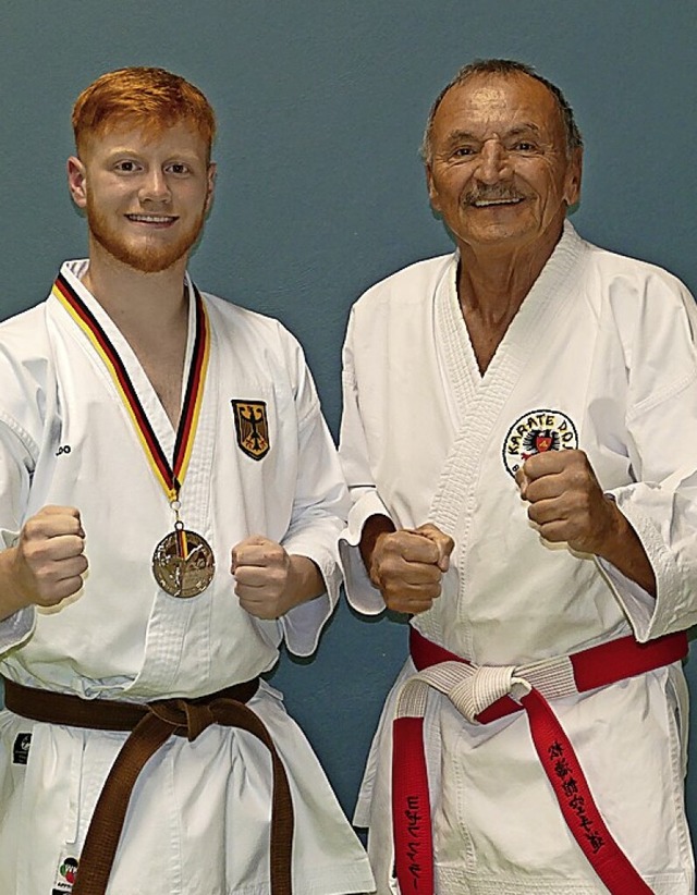 Marius Werz vom Karate Dojo Breisach  ... Rechts sein Heimtrainer Josef Faller.  | Foto: Karate-Dojo Breisach