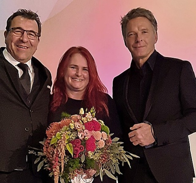 Moderator Jrg Pilawa (rechts) berrei...arkus Hgel den begehrten Taspo-Award.  | Foto: Gartenbau Hgel