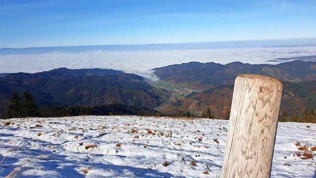 Auf dem Belchengipfel mit Blick auf Mnstertal und den Schauinsland.  | Foto: Frank Schoch