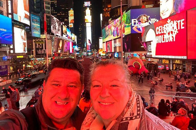 &#8222;Gre von Manhattan&#8220;: Uwe...nd Annette Eilers auf dem Times Square  | Foto: Birkhofer und Eilers