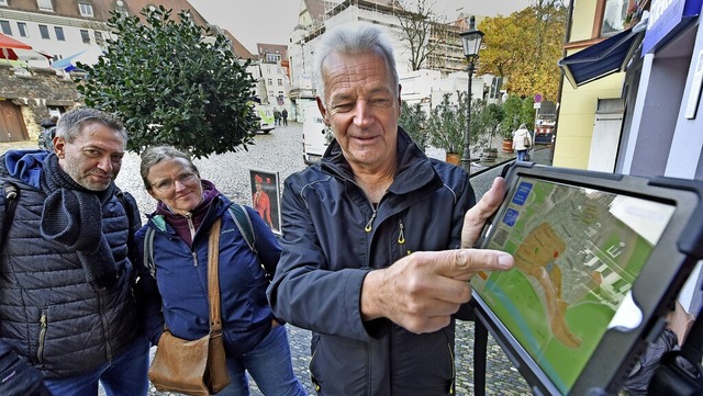 Thomas Stein erlutert die Stadtentwicklung per Visualisierung auf dem Tablet.  | Foto: Michael Bamberger