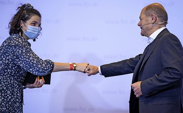 Eine Faust zur Begrung: Klimaaktivis...sera und Kanzlerkandidat Olaf Scholz.   | Foto: Kay Nietfeld (dpa)