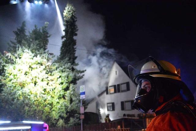 Feuerwehr löscht brennendes Gebäude in Istein