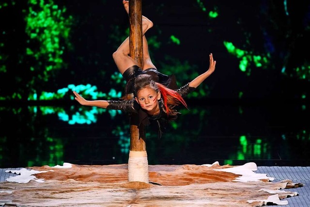 Liliya Turkeieva zeigt bei ihrem Auftritt Kunststcke an einem Pfahl.  | Foto: RTL/Stefan Gregorowius