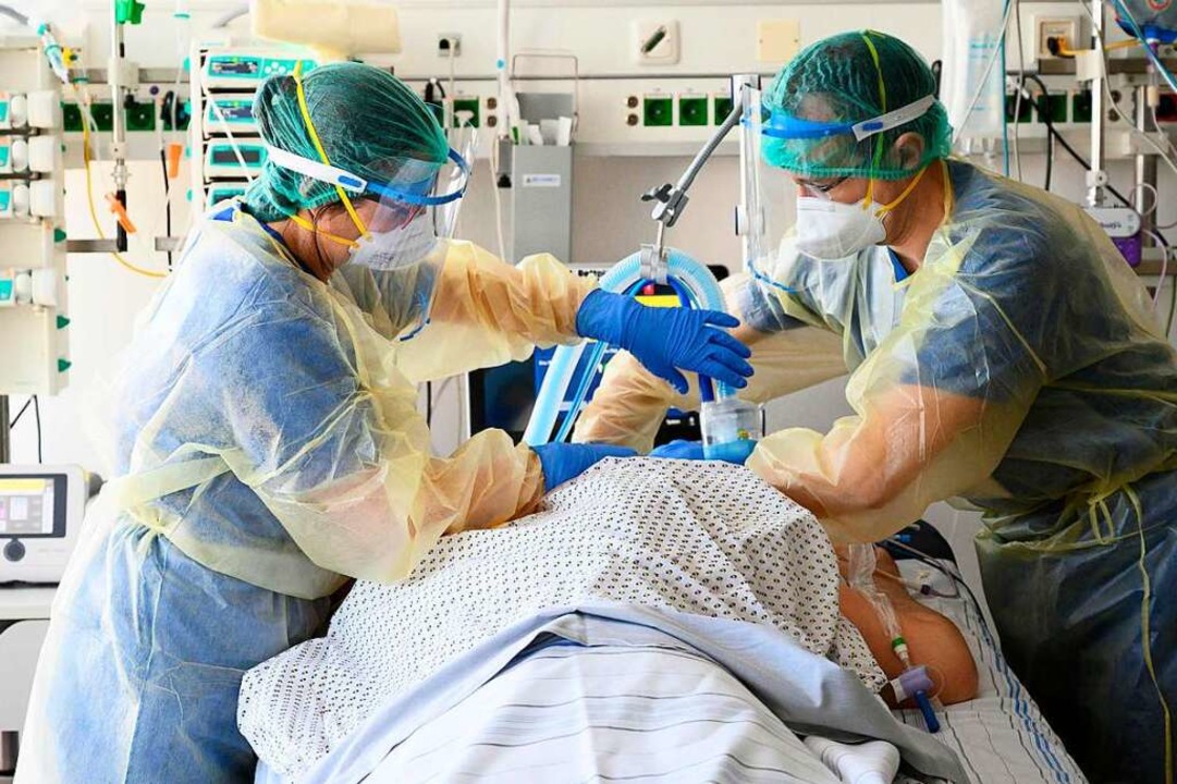 Intensivpflegekräfte behandeln im Robe...9-Patienten (Archivbild vom März 2021)  | Foto: THOMAS KIENZLE (AFP)