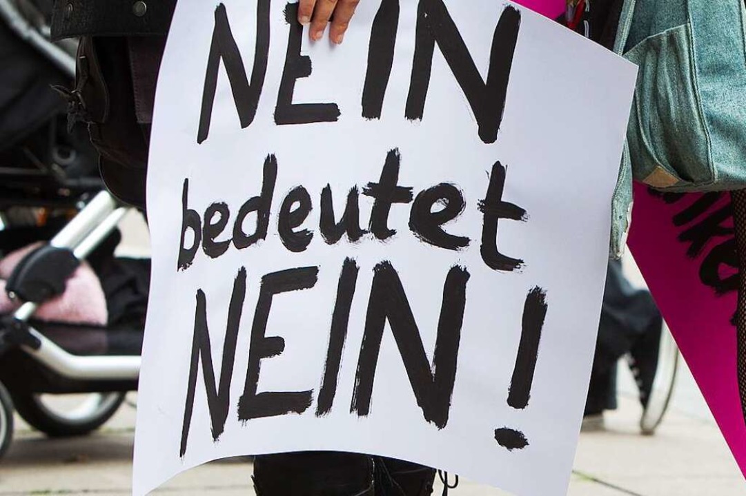 Schild von einer Demo gegen die Verharmlosung sexueller Gewalt.  | Foto: Frank Eppler