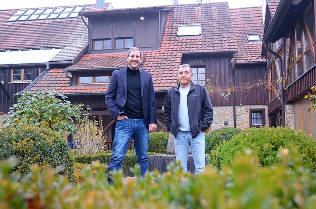 Thomas Kammerer (Vorsitzender)  und J...nftigen &#8222;Dorfmitte Holzen&#8220;  | Foto: Moritz Lehmann