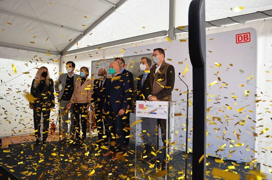 Abschluss der Eröffnungsfeier der Elzt...schäftsführer Tobias Harms (von links)  | Foto: Nikolaus Bayer