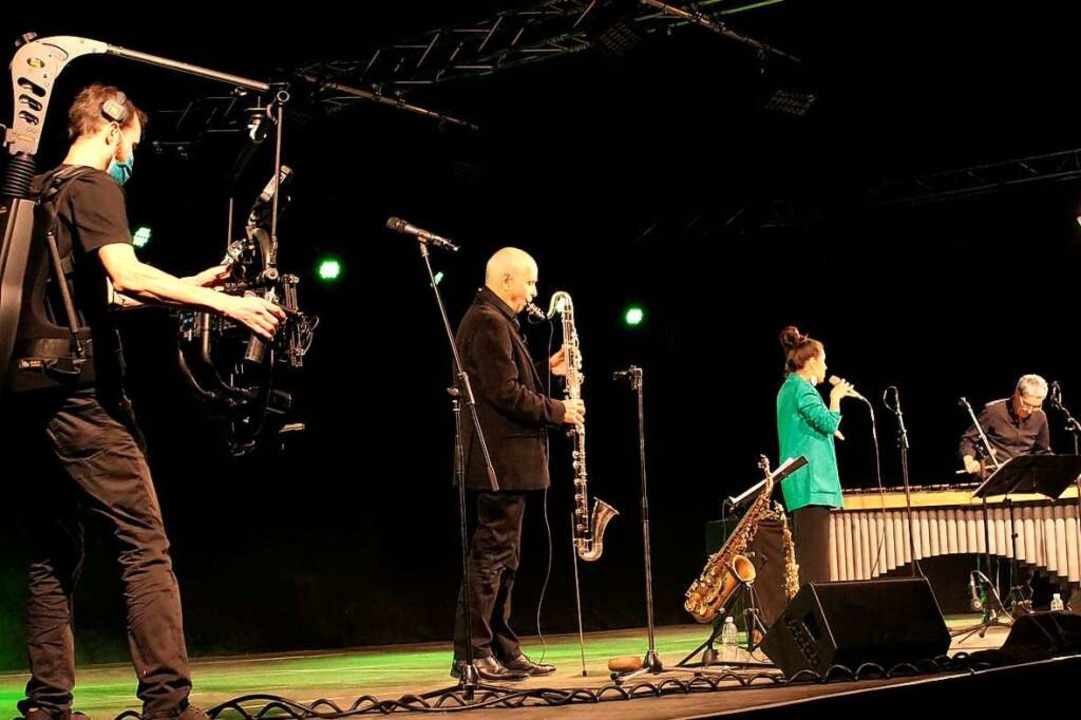 Im Blick der Kameraleute: Das Konzert ...ssionelle Videoproduktion aufgenommen.  | Foto: Hans-Peter Müller