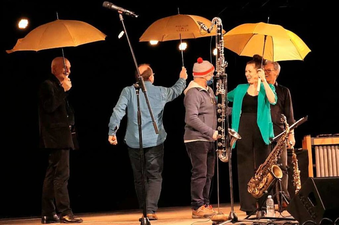 Die obligatorischen Kulturbaustellen-Schirme zum Schluss  | Foto: Hans-Peter Mller