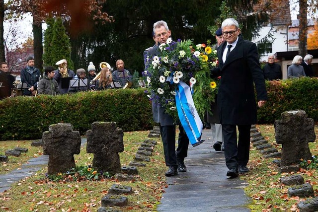 Den Kranz der Stadt legten Beigeordnet...lippe Leroux und Oberst Philipp Leyde.  | Foto: Volker Mnch