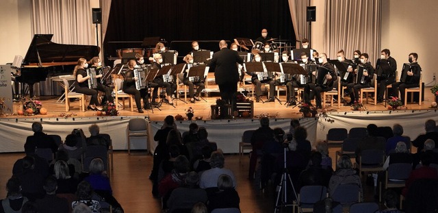 60 Musikerinnen und Musiker und 200 Zu... Akkordeonorchesters war gut besucht.   | Foto: Markus Zimmermann