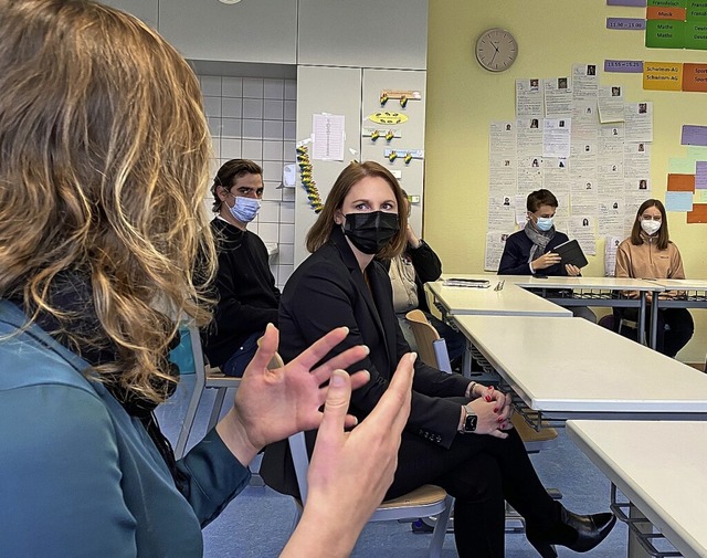 Sandra Boser (Mitte) im Dialog an der Heimschule.   | Foto: Bertold Obergfll