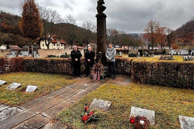 Schnaus Brgermeister beim Volkstrauertag ruft zur Gegenwehr auf