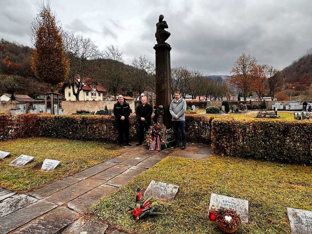 Mit der  Kranzniederlegung auf dem Fri...e Feier zum Volkstrauertag in Schnau.  | Foto: Hans-Jrgen Hege