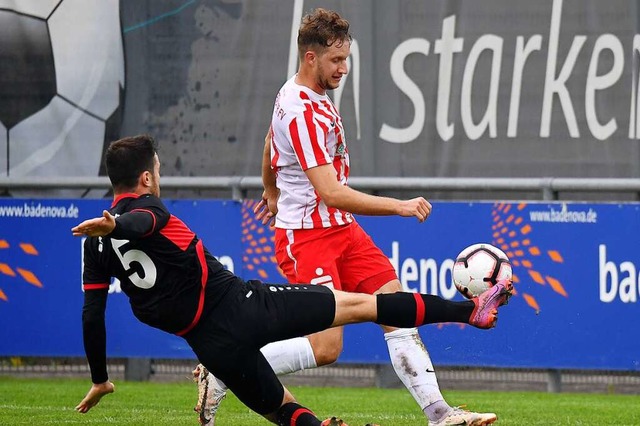 Samuel Geiler (weies Trikot) erffnet...gen Sieg des Offenburger FV in Auggen.  | Foto: Wolfgang Kuenstle