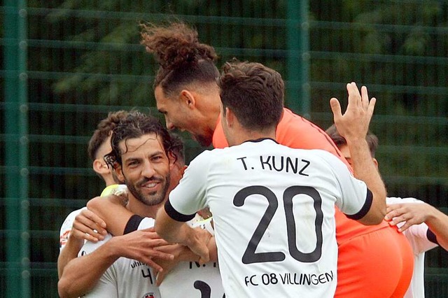 Spte Freude: Die Fuballer des FC 08 ...r 83. Minute den Siegtreffer erzielte.  | Foto: Dieter Reinhardt