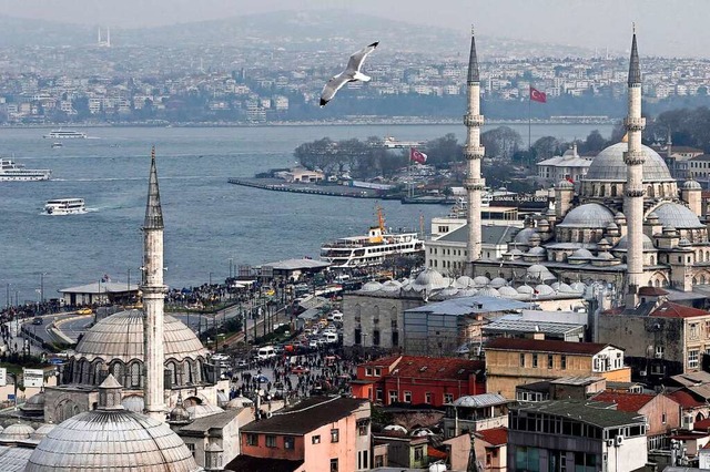 Die Yeni Cami (r, Neue Moschee) und di...ropischen Teil der Stadt am Bosporus.  | Foto: Sedat Suna