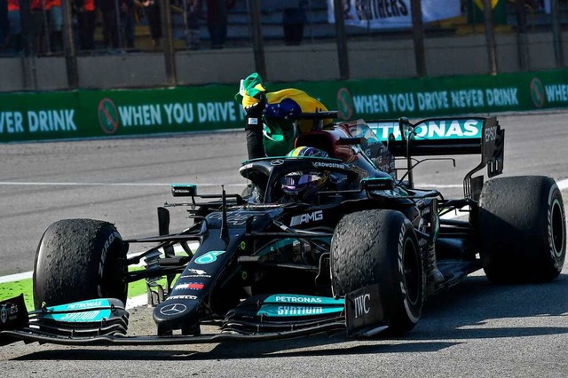 Lewis Hamilton in seinem schnellen Auto.  | Foto: NELSON ALMEIDA (AFP)