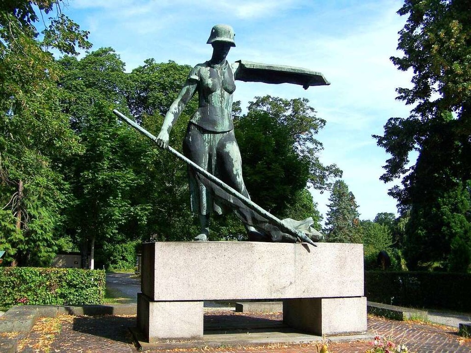 Die Skulptur steht bis heute auf dem Freiburger Hauptfriedhof.  | Foto: Hans Sigmund