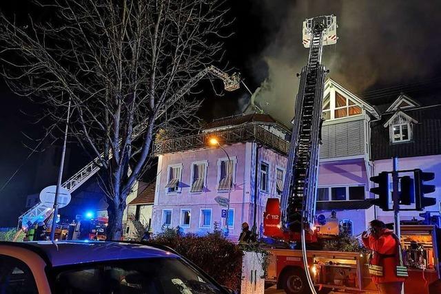 Feuerwehr löscht Dachstuhlbrand in Offenburg-Rammersweier