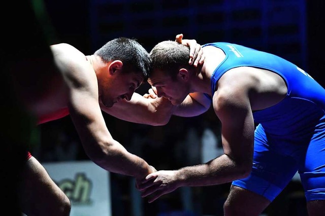 Duell der Kolosse: Nick Matuhin, 125,7...gor Olar vom ASV Httigweiler (111,3).  | Foto: Achim Keller