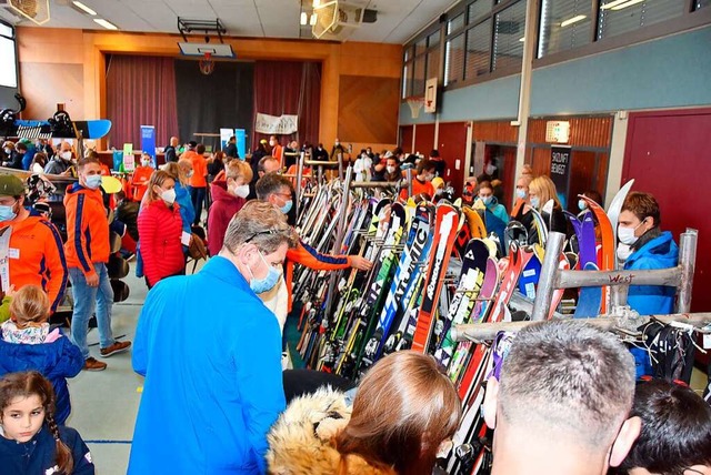 Viel los war beim Skibasar in der Hans...mmer nur 237 Personen zeitgleich rein.  | Foto: Heinz und Monika Vollmar