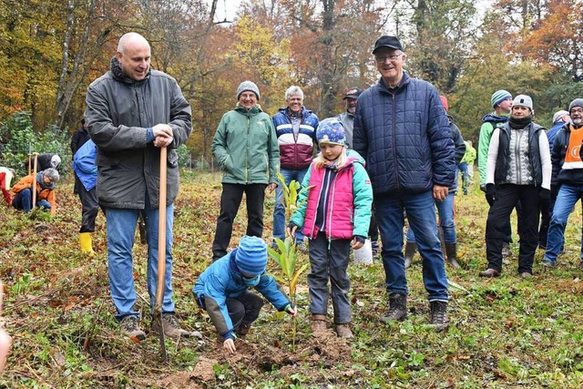 Gro und klein pflanzten gemeinsam den Wald der Zukunft.  | Foto: Benedikt Sommer