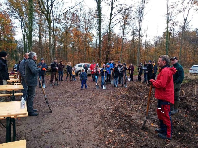 Antreten zum Einsatz im Ringsheimer Wa...nz rechts) begren die Hilfswilligen.  | Foto: Adelbert Mutz