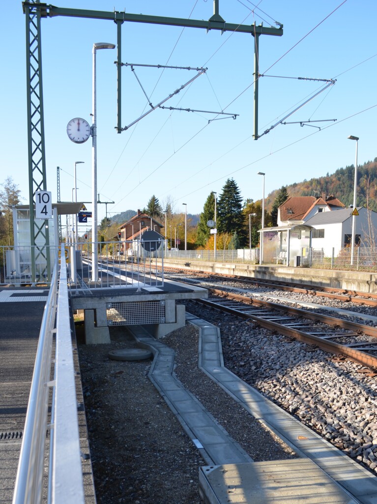 Oktober 2021: Der neue Kreuzungsbahnhof Gutach - 450 Meter lang mit zwei Gleisen und Schlsselstelle fr den Halbstundentakt im oberen Elztal