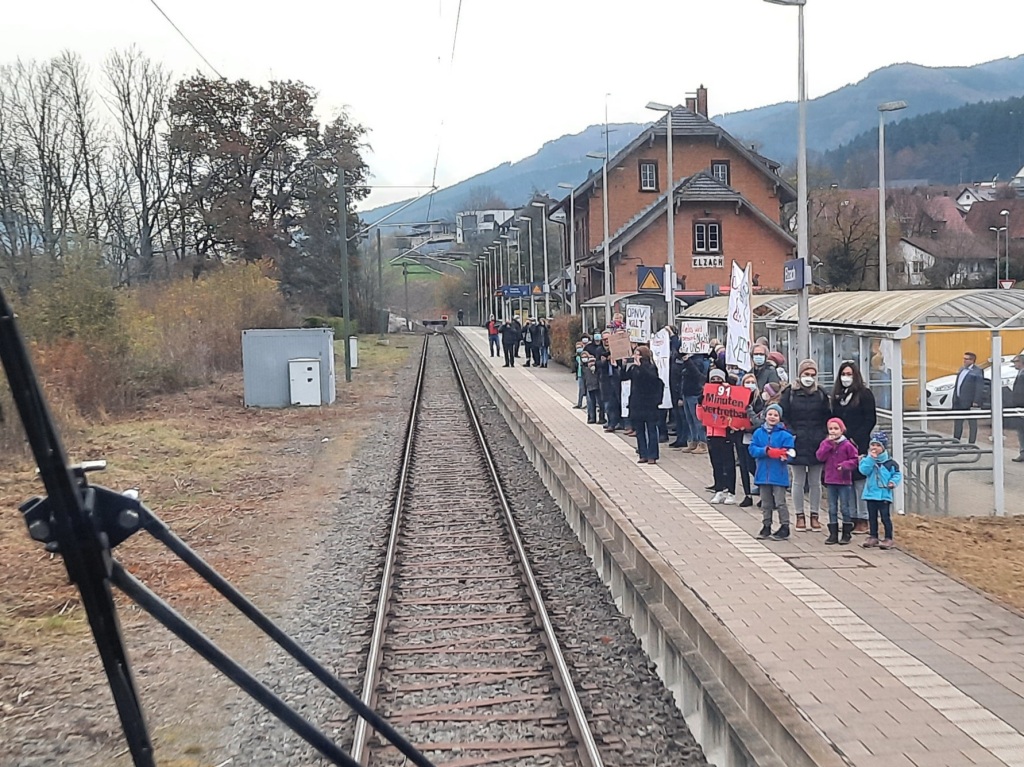 Endstation: Einfahrt des Sonderzugs der Elztalbahn am Bahnhof Elzach zur Erffnungsfeier