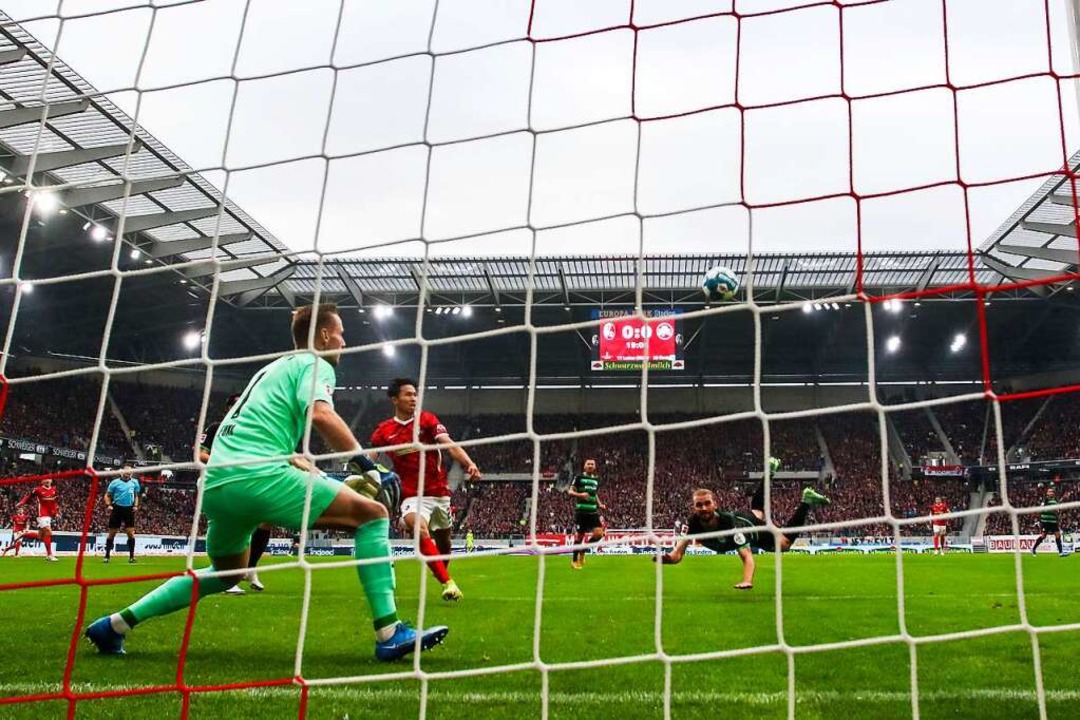 Den 3:1-Sieg des SC Freiburg ber Frt...hauer im Europa-Park-Stadion verfolgt.  | Foto: Tom Weller (dpa)